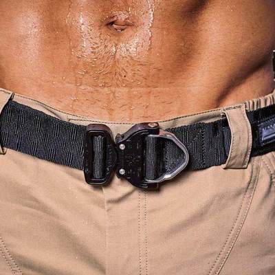 性价比极高的眼镜蛇扣腰带 比媒体工作者还快的时尚之选